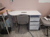 Dva stola za manikuru