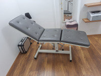 Stol za masažu - siva koža, visinsko podešavanje, podizanje i spuštanj