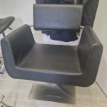Frizerska stolica i naslon za noge