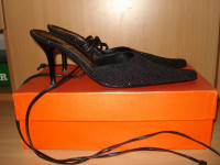 Crne špic sandale na vezanje