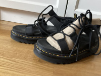 DR MARTENS sandale prodajem.