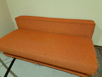 PRODAJEM KUAUČ/KREVET NA RAZVLAČENJE SA SANDUKOM ZA POSTELJINU