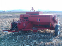 Balirka International 425D, visokotlačna za kockaste bale