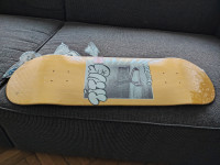 nov zapakirani skateboard