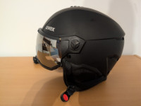 Smučarska čelada Uvex z vizirjem