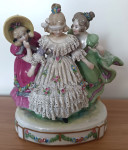 antique porculanska figura - igra skivaća