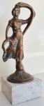 brončana skulptura božice sa zmijom