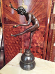 Brončana skulptura Žonglerka by COLINET