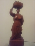Drvena skulptura zena s djetetom