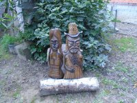 Drvene skulpture-Deda i baka u narodnim nošnjama