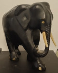 figura slona izrezbarena od ebanovine i kosti