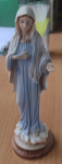 iz Međugorja mali kipić bose Marije u bijelom s pruženom lijevom rukom
