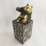 Medvjed bronca na kamenu