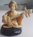 minijature japanske skulpturalne plastike Necuke na postolju