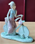kolekcionarska porculanska figura - na biciklu