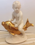 porculanska figura Putta na zlatnoj ribi