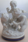 Porculanska skulptura djece u igri