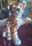 porculanska skulptura geparda