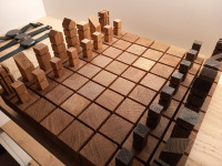 PRODAJEM HRASTOVE ŠAHOVSKE PLOČE SA FIGURAMA