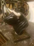 Skulptura bika na mramornom postolju