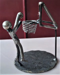 skulptura košarkaša po košem od metala