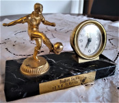 skulptura nogometaša i sat