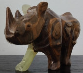 skulptura nosoroga od mramornog onyxa