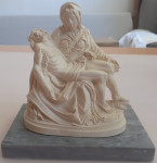 skulptura Pieta na mramornom postamentu