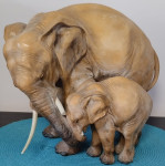 skulptura slonice i malog slonića u terakoti