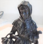 skulptura starica sa košarom