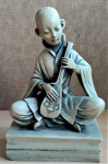 skulptura svirača na tradicionalnom instrumentu