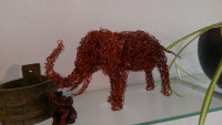 Slon, bakrena žica, skulptura