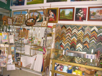 Komplet galerija slika, poklona,kipova bron,slik. pribo, oprema police