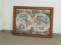 Stara karta svijeta, od puzzla, ustakljena, uramljena