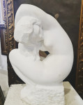 Vladimir Herljević "Pletem se" skulptura bijela carrara 52x40x30cm