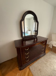 Antikna komoda s ogledalom