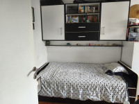 Krevet i ormarić s policama