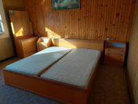 Namještaj za spavaću sobu - komoda, noćni ormarići