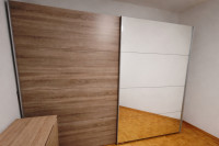 Ormar s kliznim vratima i ogledalom