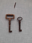 2 stara ključa- bronca 8 cm, željezni 6 cm