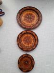 3 izrezbarena ukrasna zidna tanjura od drveta