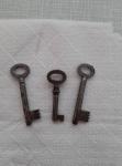 3 stara metalna ključa 7,2 cm, 7 cm, 5,8 cm