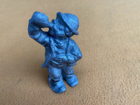 Antikna metalna figurica čovjeka koji pije