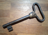 Antikni masivan ključ
