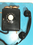 Bakelitni zidni telefon  TF3-39.211 iz 1950-ih