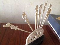 Čačkalice od devine kosti na ebanovini