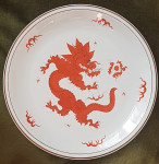 Dekorativni porculanski tanjur sa motivom crvenog zmaja
