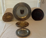 Dekorativni set starih pladnjeva i tanjura od kositra i bakra