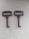 dva stara brončana ključa od ormara