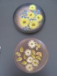 Dva ukrasna keramička tanjura s motivom cvijeća